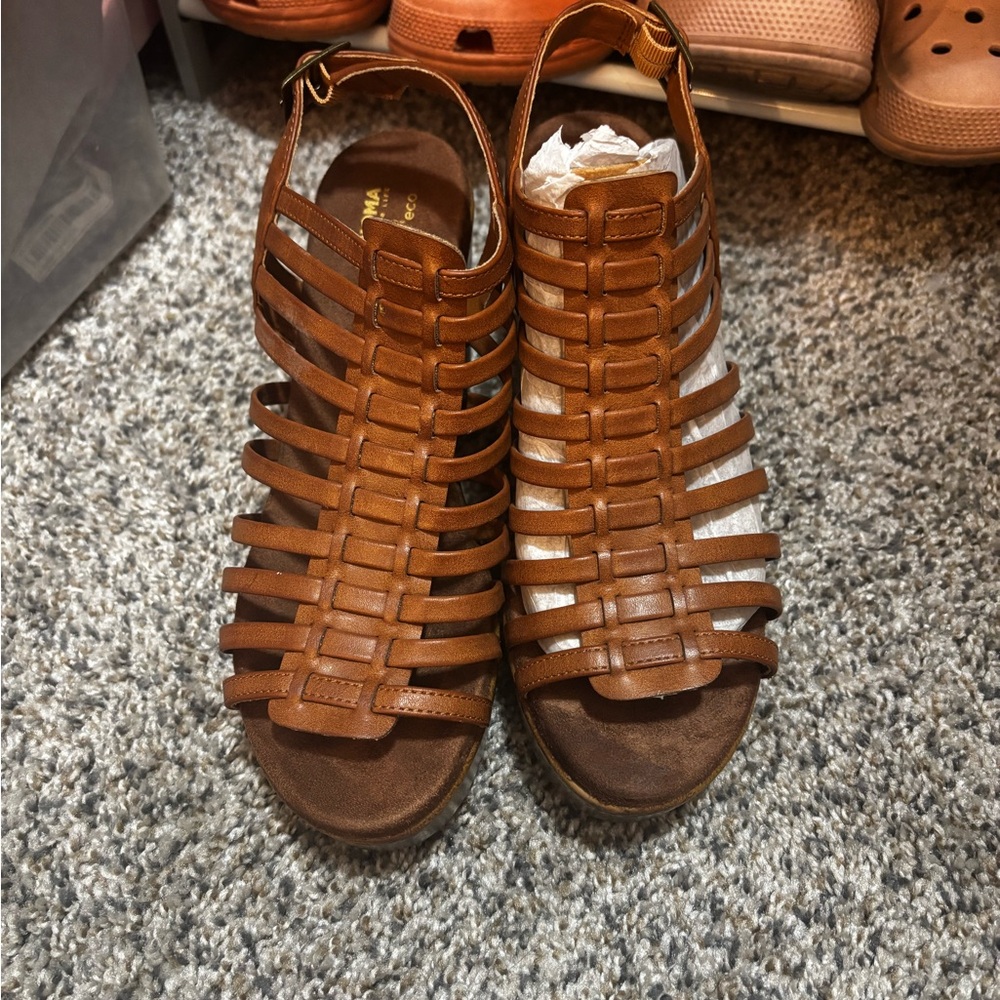 Kohl's Tan Strappy heels